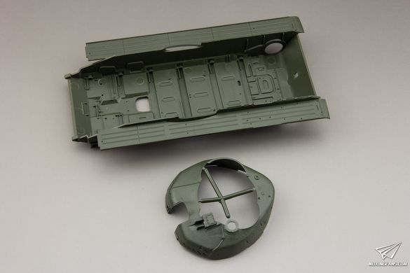 Збірна модель 1/35 Т-72M1 основний бойовий танк, з повним інтер'єром, Amusing Hobby 35A038
