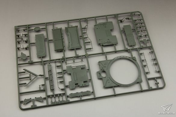Збірна модель 1/35 Т-72M1 основний бойовий танк, з повним інтер'єром, Amusing Hobby 35A038