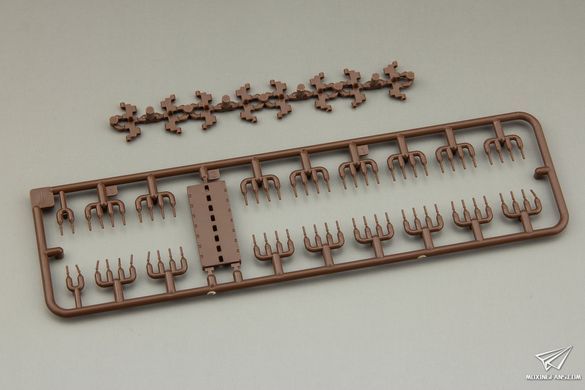 Збірна модель 1/35 Т-72M1 основний бойовий танк, з повним інтер'єром, Amusing Hobby 35A038