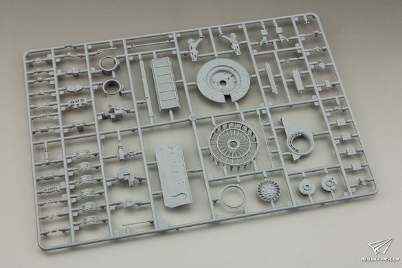 Збірна модель 1/35 Т-72M1 основний бойовий танк, з повним інтер'єром, Amusing Hobby 35A038