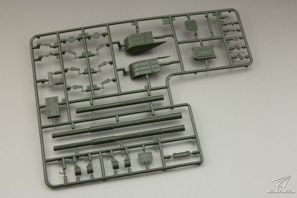 Збірна модель 1/35 Т-72M1 основний бойовий танк, з повним інтер'єром, Amusing Hobby 35A038