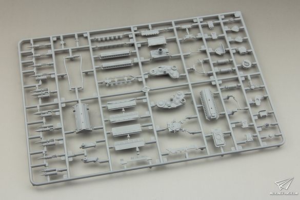 Збірна модель 1/35 Т-72M1 основний бойовий танк, з повним інтер'єром, Amusing Hobby 35A038