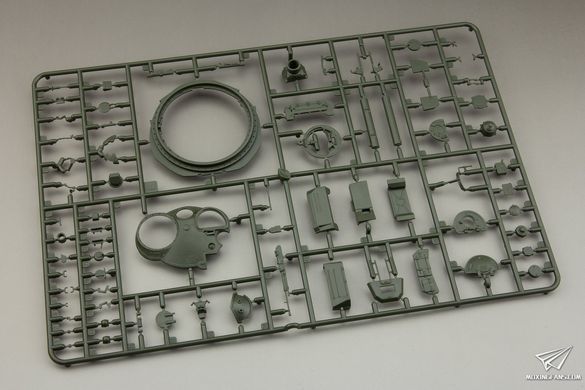 Збірна модель 1/35 Т-72M1 основний бойовий танк, з повним інтер'єром, Amusing Hobby 35A038