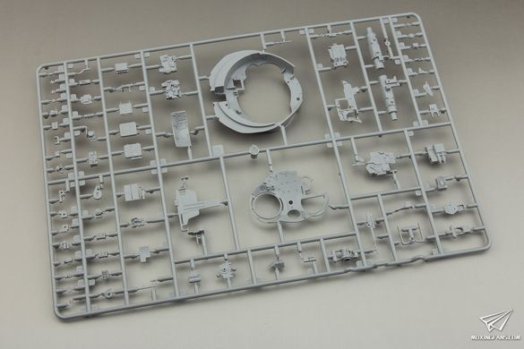 Збірна модель 1/35 Т-72M1 основний бойовий танк, з повним інтер'єром, Amusing Hobby 35A038