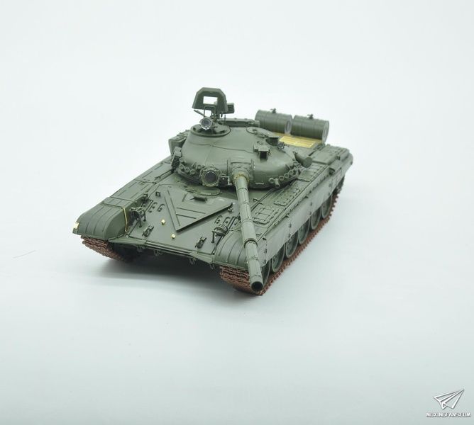 Збірна модель 1/35 Т-72M1 основний бойовий танк, з повним інтер'єром, Amusing Hobby 35A038