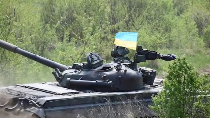 Збірна модель 1/35 Т-72M1 основний бойовий танк, з повним інтер'єром, Amusing Hobby 35A038