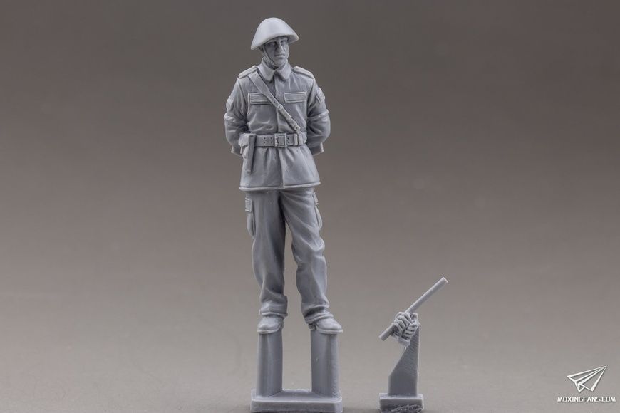 Збірна модель 1/35 Т-72M1 основний бойовий танк, з повним інтер'єром, Amusing Hobby 35A038