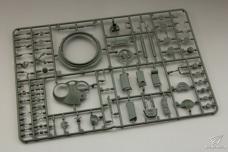 Збірна модель 1/35 Т-72M1 основний бойовий танк, з повним інтер'єром, Amusing Hobby 35A038