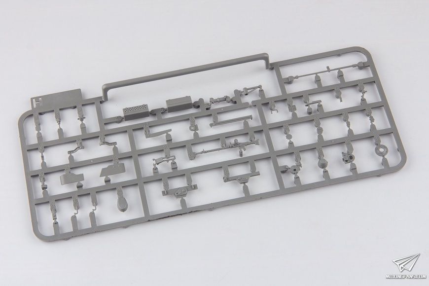 Збірна модель 1/35 Jagdpanzer 38(t) Hetzer ранніх випусків з інтер'єром, Takom 2170