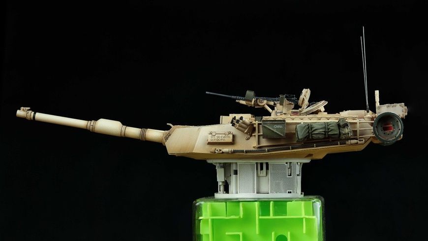 Збірна модель 1/35 M1A1/A2 Abrams з повним інтер'єром та робочими траками, RFM RM-5007
